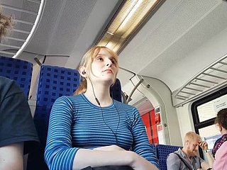 スカートの下に